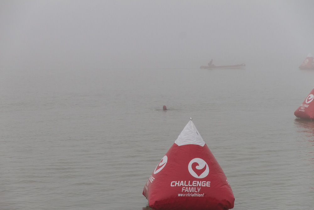 Einschwimmen im dichten Nebel